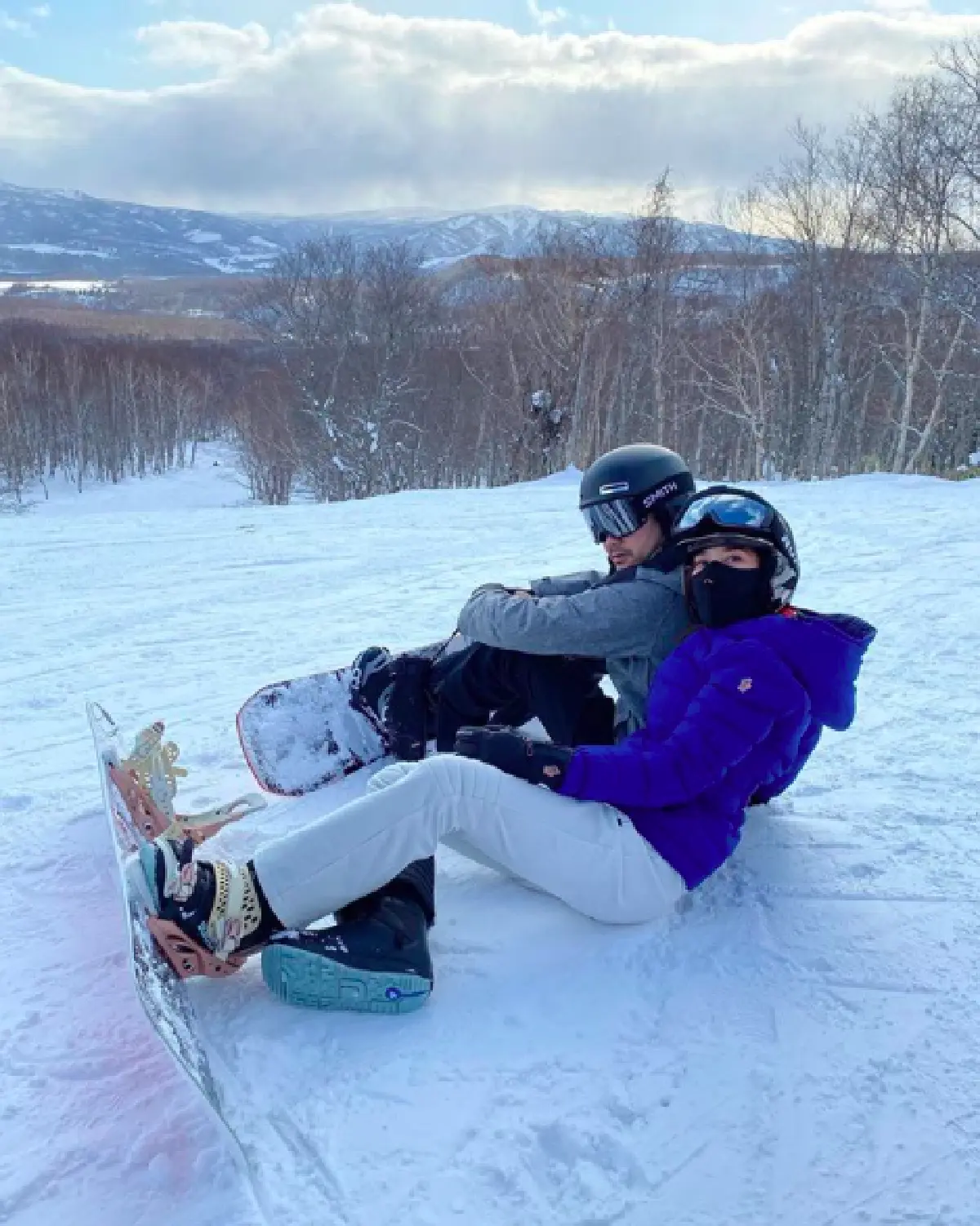 “อั้ม พัชราภา” ทำอากาศหนาวนั่นฮอตไปเลย แช่ออนเซ็นท่ามกลางหิมะ