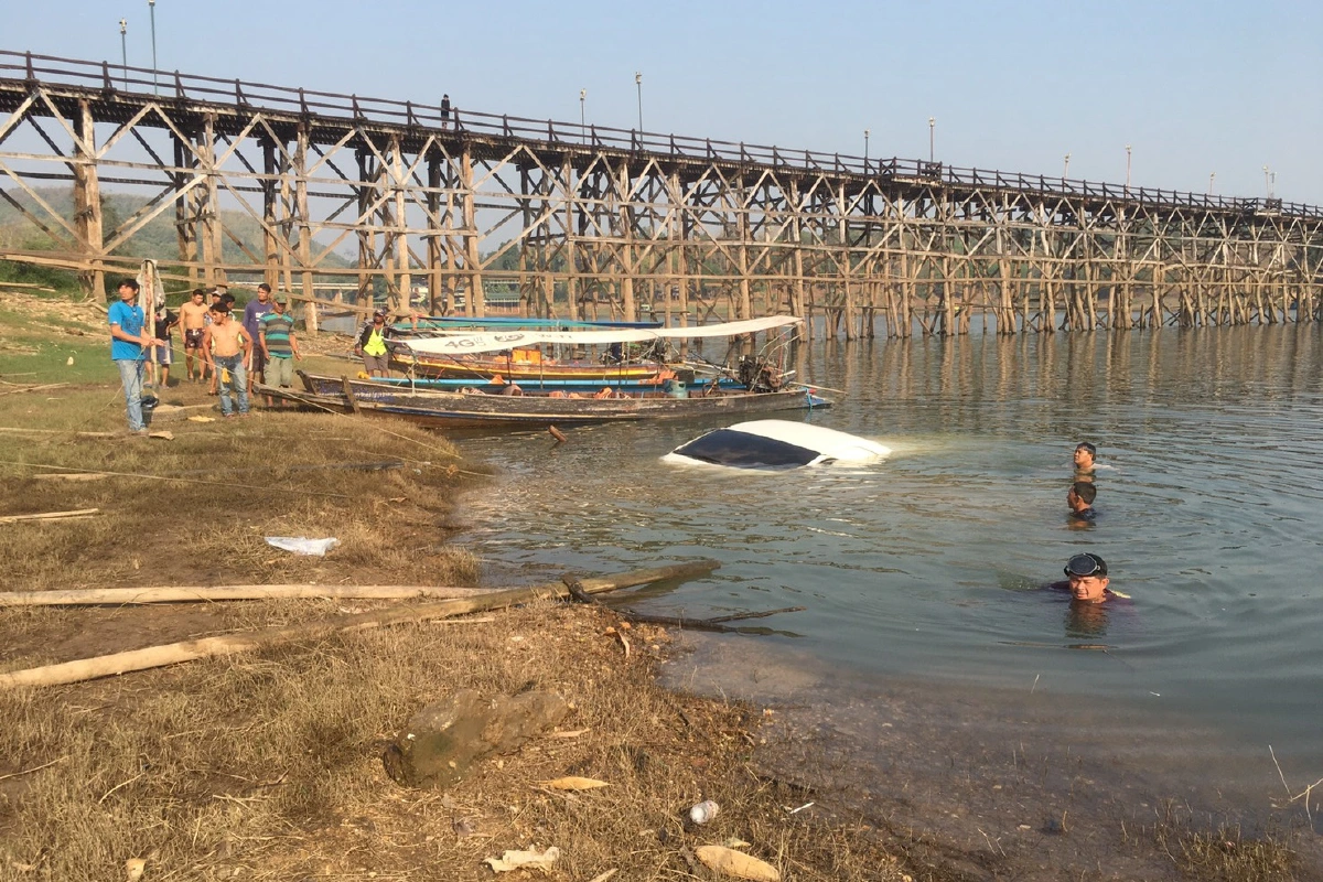 รถตู้ไหลลงแม่น้ำใต้สะพานมอญ เด็ก6ขวบรอด! ช่วยออกมาได้ทัน