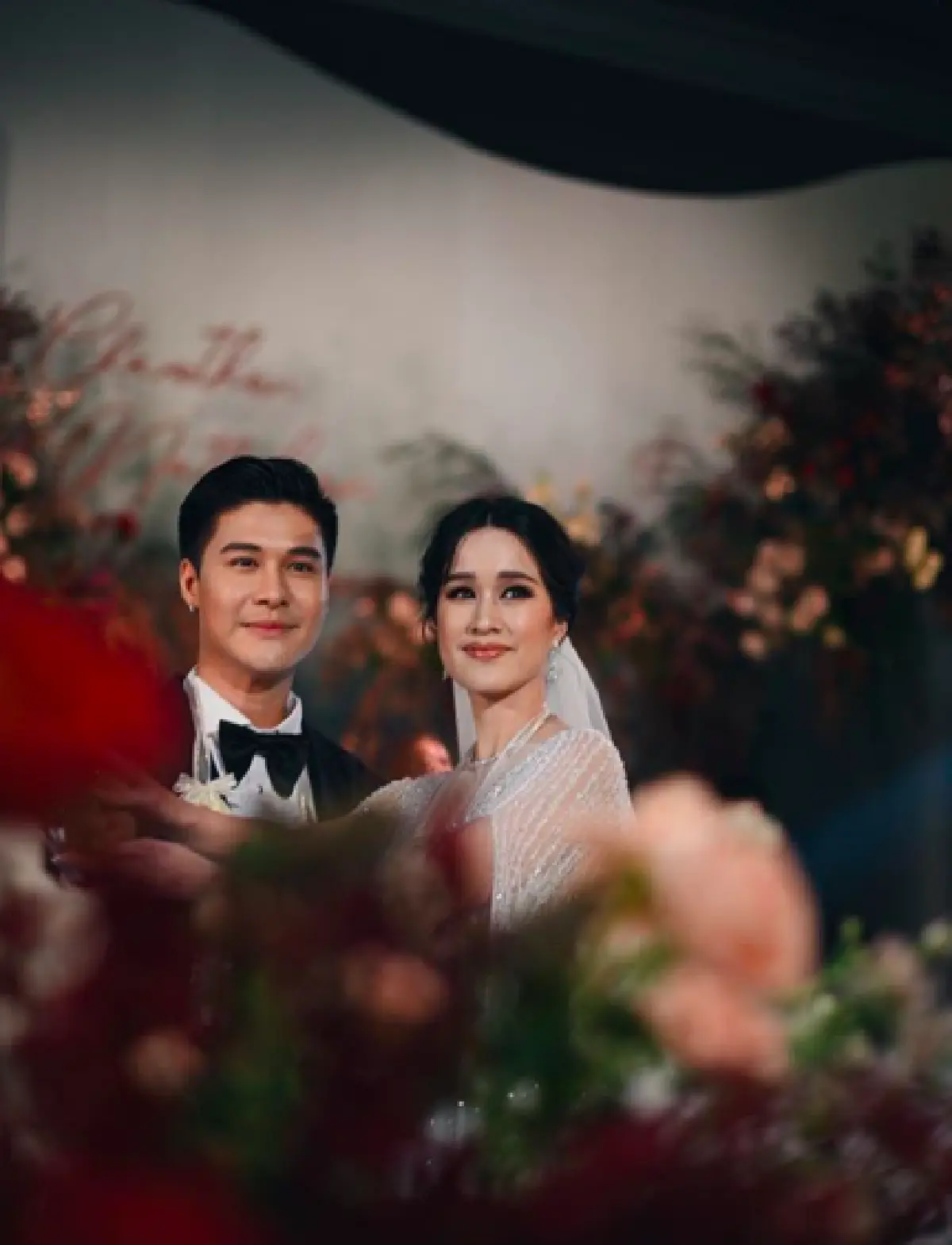 "กระต่าย ชโลธร" หรือ "ไวไว หินกลิ้ง" ควงแขนแฟนหนุ่มเข้าประตูวิวาห์สุดชื่นมื่น