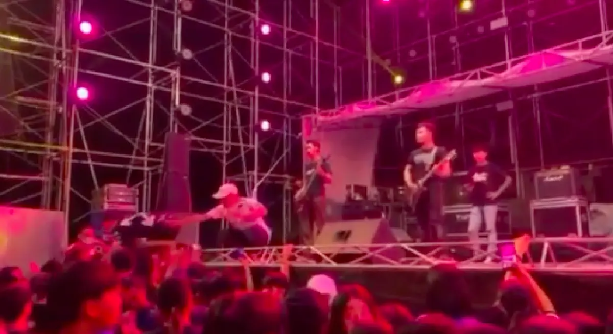 “เบิ้ล ปทุมราช"  ใจหายใจคว่ำ ถูกดึงตกจากเวทีคอนเสิร์ต 