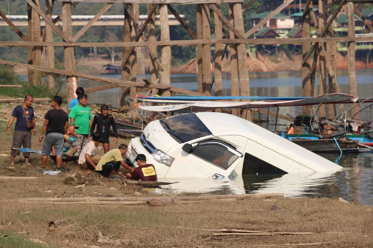 รถตู้ไหลลงแม่น้ำใต้สะพานมอญ เด็ก6ขวบรอด! ช่วยออกมาได้ทัน