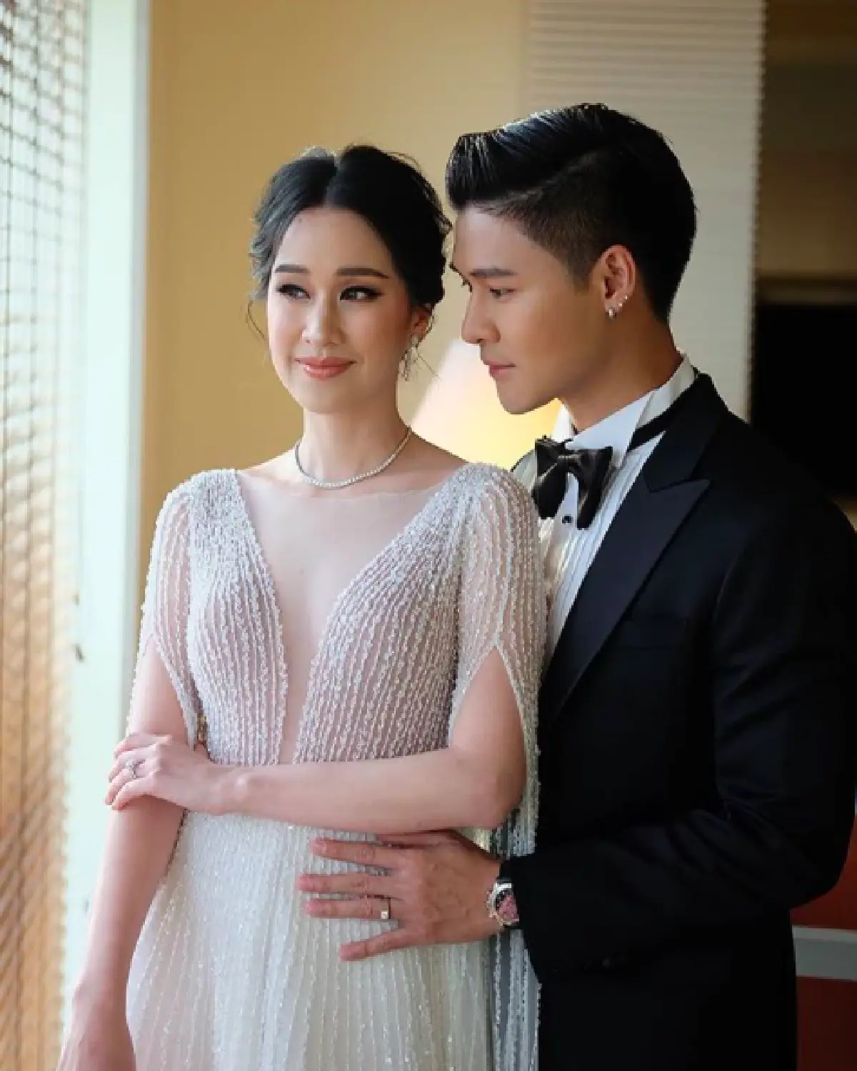 "กระต่าย ชโลธร" หรือ "ไวไว หินกลิ้ง" ควงแขนแฟนหนุ่มเข้าประตูวิวาห์สุดชื่นมื่น