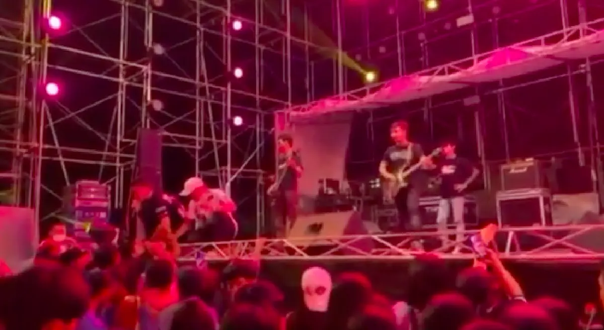 “เบิ้ล ปทุมราช"  ใจหายใจคว่ำ ถูกดึงตกจากเวทีคอนเสิร์ต 