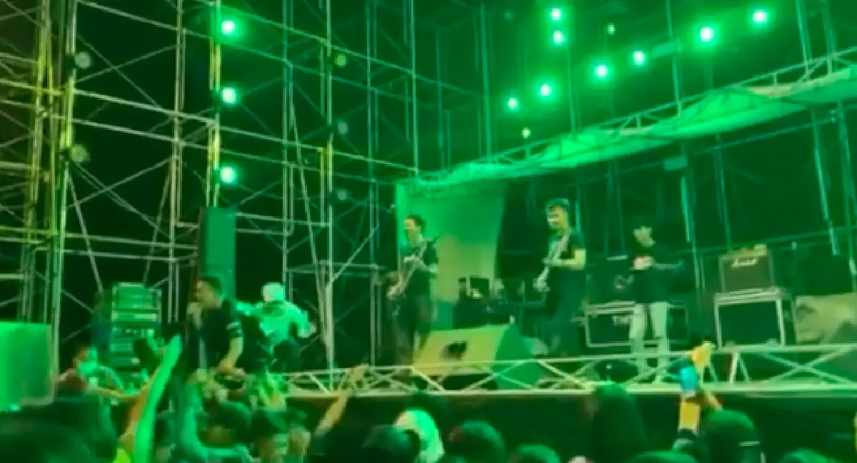 “เบิ้ล ปทุมราช"  ใจหายใจคว่ำ ถูกดึงตกจากเวทีคอนเสิร์ต 