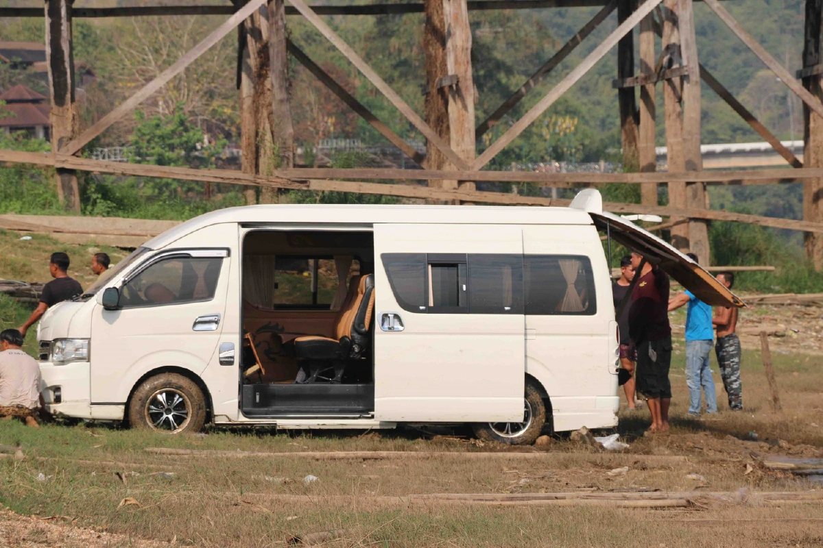 รถตู้ไหลลงแม่น้ำใต้สะพานมอญ เด็ก6ขวบรอด! ช่วยออกมาได้ทัน