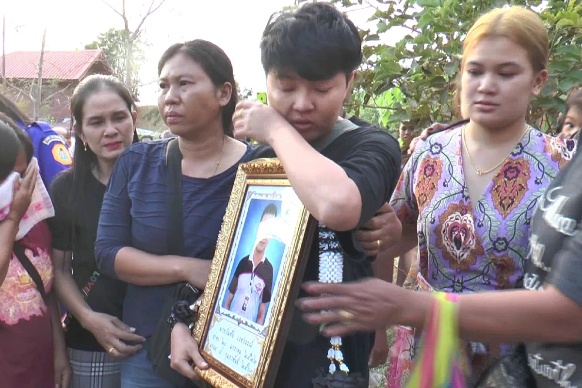 แม่ใจสลายร้องไห้จนเป็นลม จับเท้าลูกชายเหยื่อกราดยิงโคราชดับ