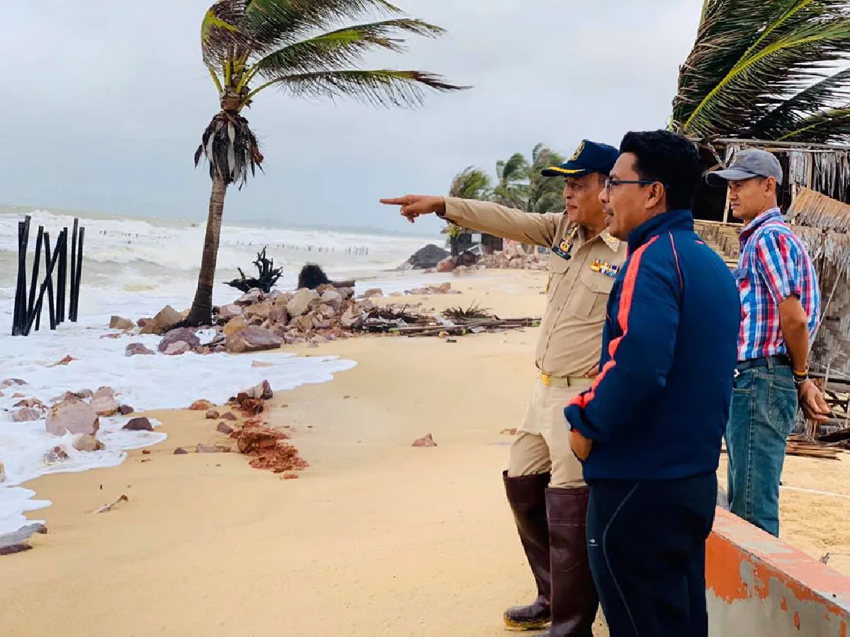 ภัยธรรมชาติ!คลื่นลมแรงพัดชายฝั่งในอ.ยะหริ่งพังยับรีสอร์ทเสียหายหลายหลัง