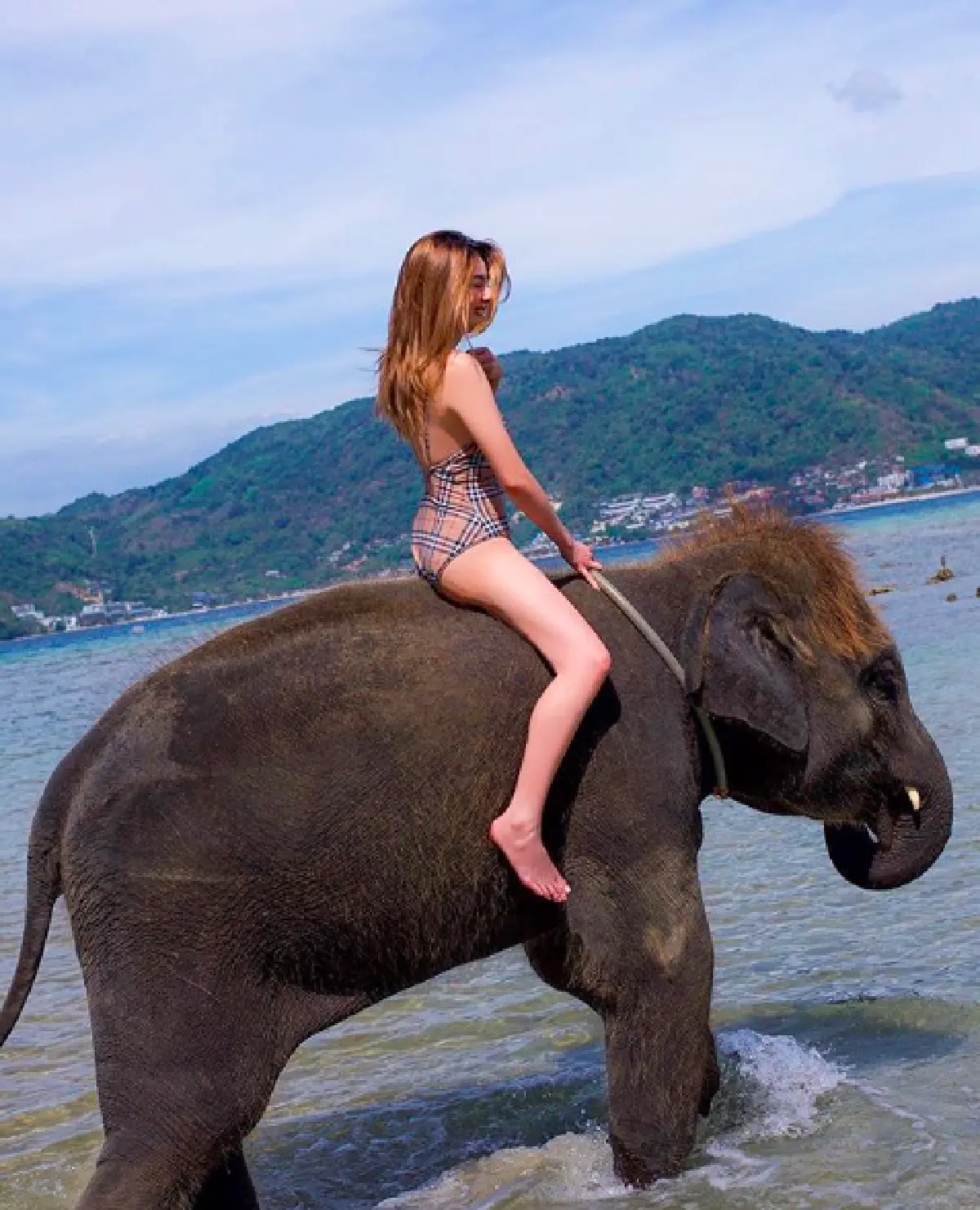 "ดิว อริสรา" นุ่งวันพีซเล่นน้ำกับช้างสดใสน่ารักปนเซ็กซี่เบาๆ 