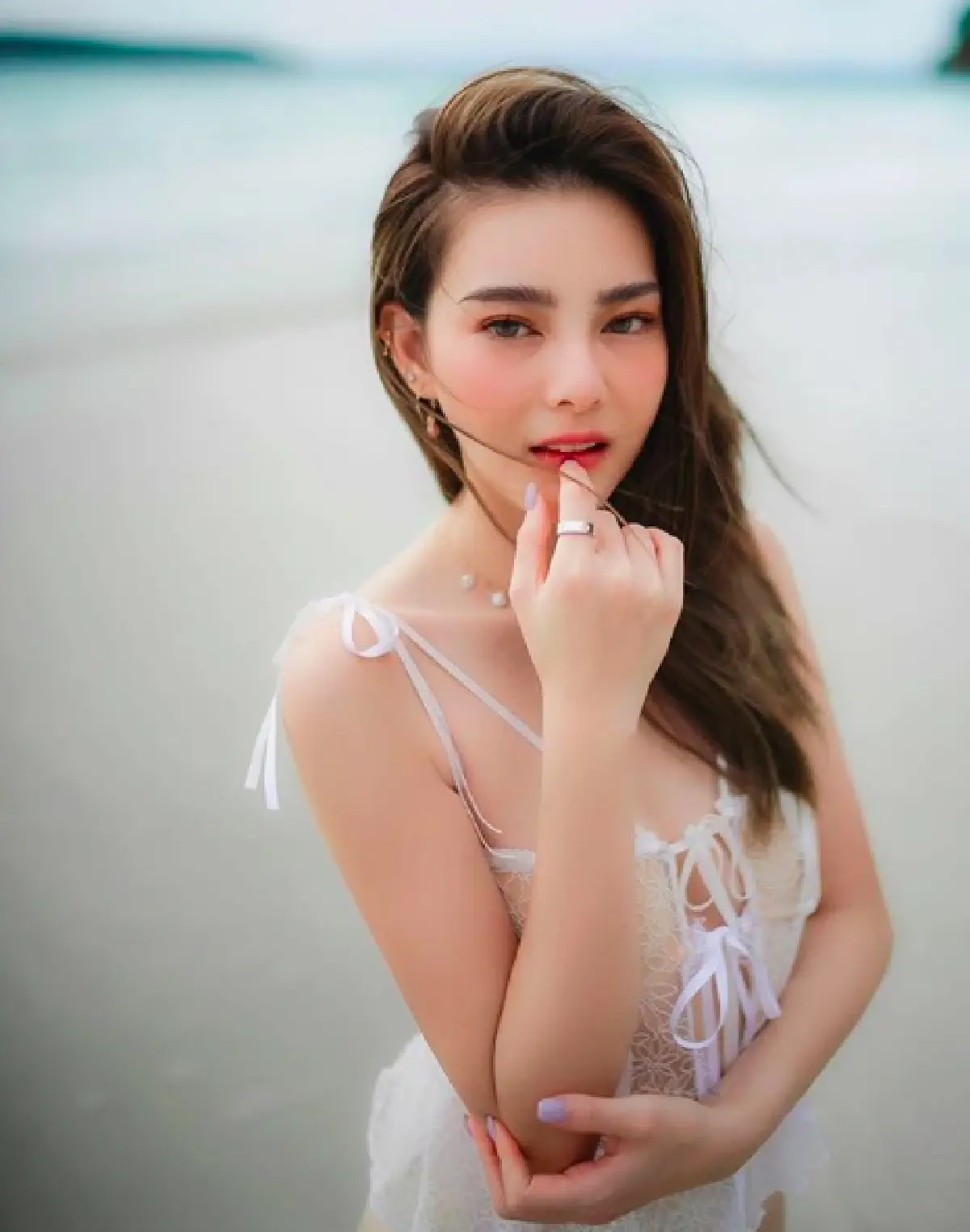 "ดิว อริสรา" นุ่งวันพีซเล่นน้ำกับช้างสดใสน่ารักปนเซ็กซี่เบาๆ 