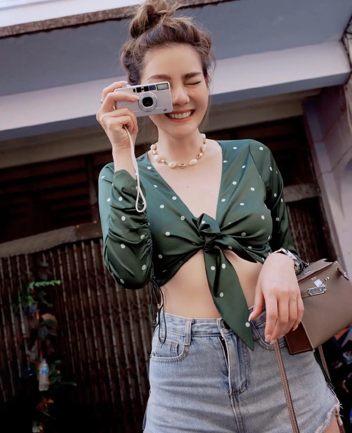 "ดิว อริสรา" นุ่งวันพีซเล่นน้ำกับช้างสดใสน่ารักปนเซ็กซี่เบาๆ 