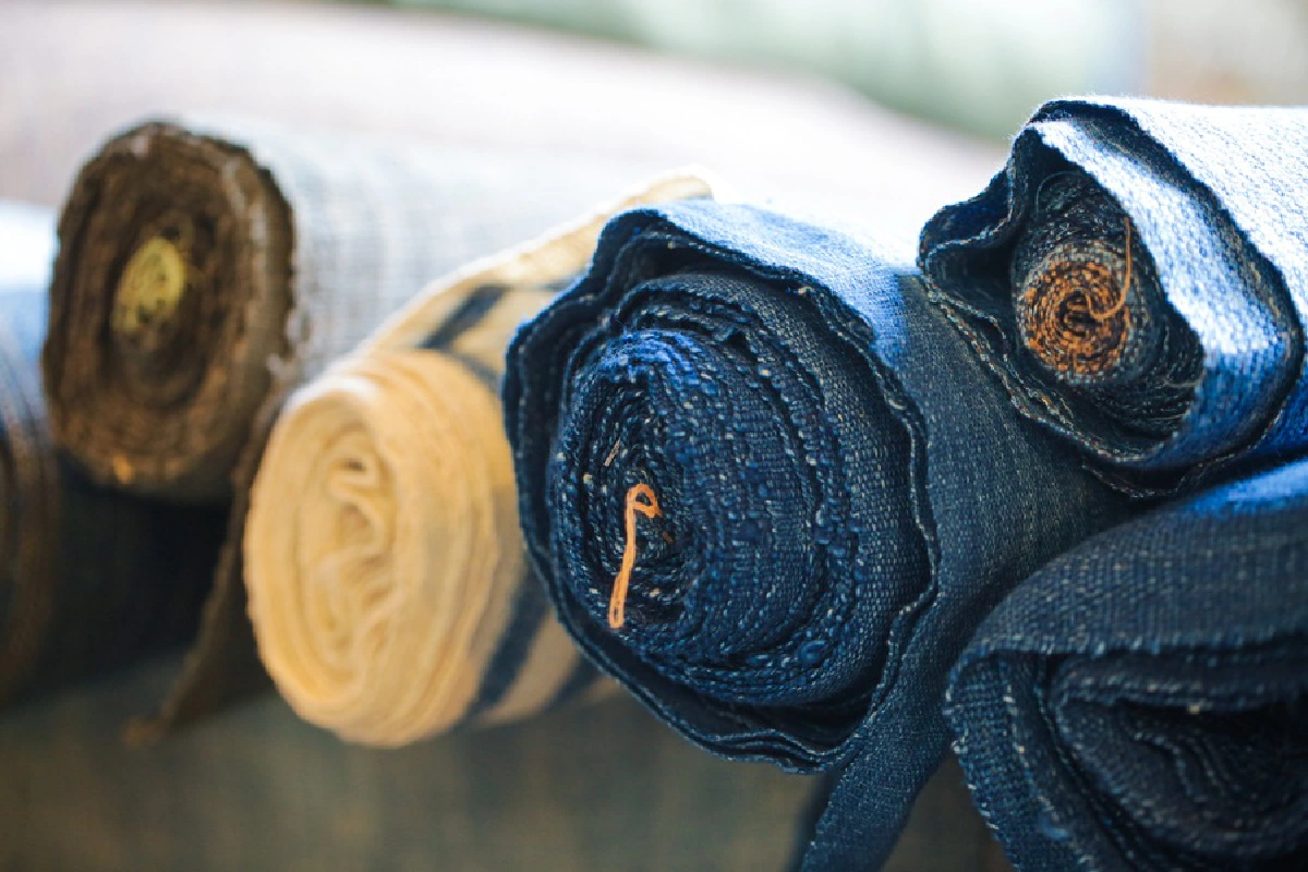 แบรด พิตต์ ยังใส่ "ป้าจิ๋ว" สาวสกลผู้ปลุกชีพ 'ผ้าย้อมคราม' ไทยจนดังไประดับโลก