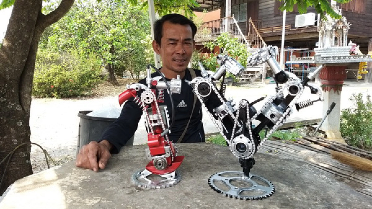 หนุ่มช่างซ่อมเก็บเศษอะไหล่ทิ้งแล้วสร้างโมเดลเครื่องยนต์มอไซค์