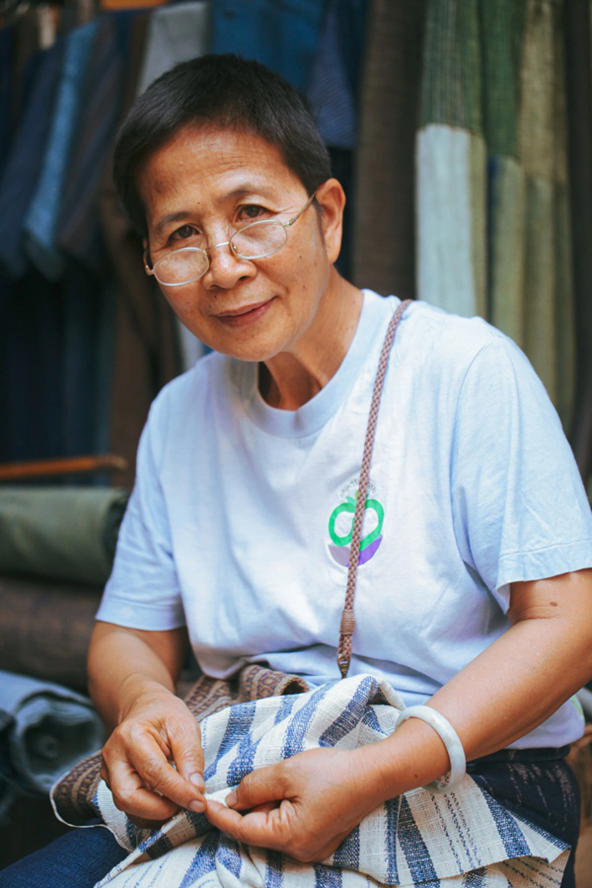 แบรด พิตต์ ยังใส่ "ป้าจิ๋ว" สาวสกลผู้ปลุกชีพ 'ผ้าย้อมคราม' ไทยจนดังไประดับโลก