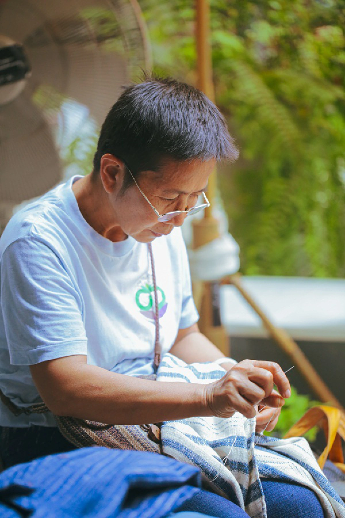 แบรด พิตต์ ยังใส่ "ป้าจิ๋ว" สาวสกลผู้ปลุกชีพ 'ผ้าย้อมคราม' ไทยจนดังไประดับโลก