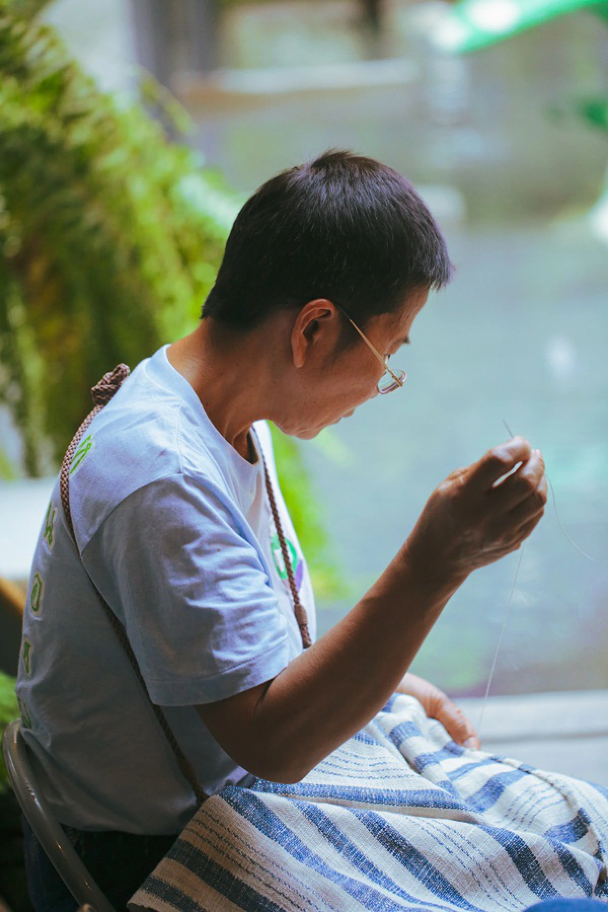 แบรด พิตต์ ยังใส่ "ป้าจิ๋ว" สาวสกลผู้ปลุกชีพ 'ผ้าย้อมคราม' ไทยจนดังไประดับโลก