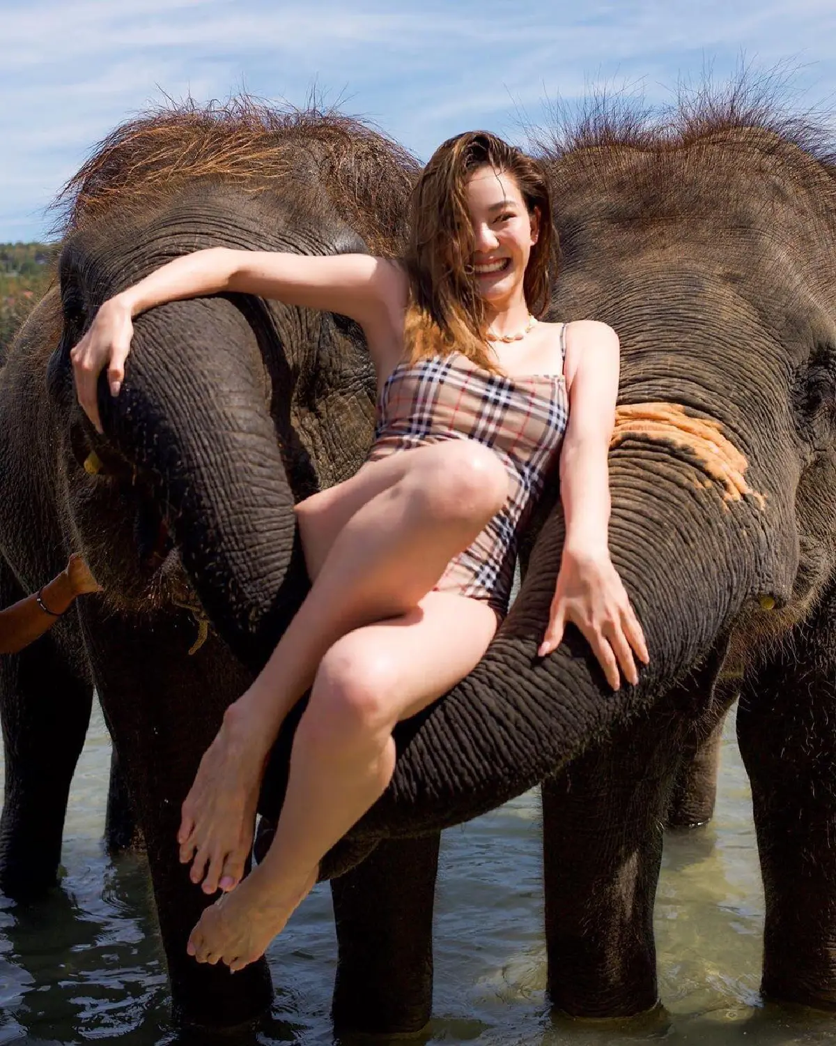 "ดิว อริสรา" นุ่งวันพีซเล่นน้ำกับช้างสดใสน่ารักปนเซ็กซี่เบาๆ 