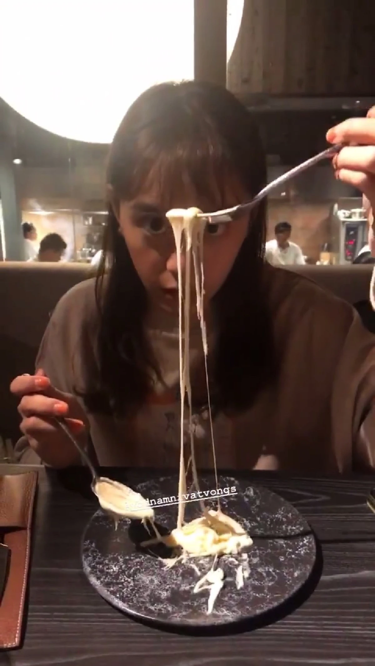 ไม่เหมือนใคร! ท็อป จรณ หอบดอกไม้แสนเก๋ให้ หยดน้ำ ฉลองวาเลนไทน์ล่วงหน้า