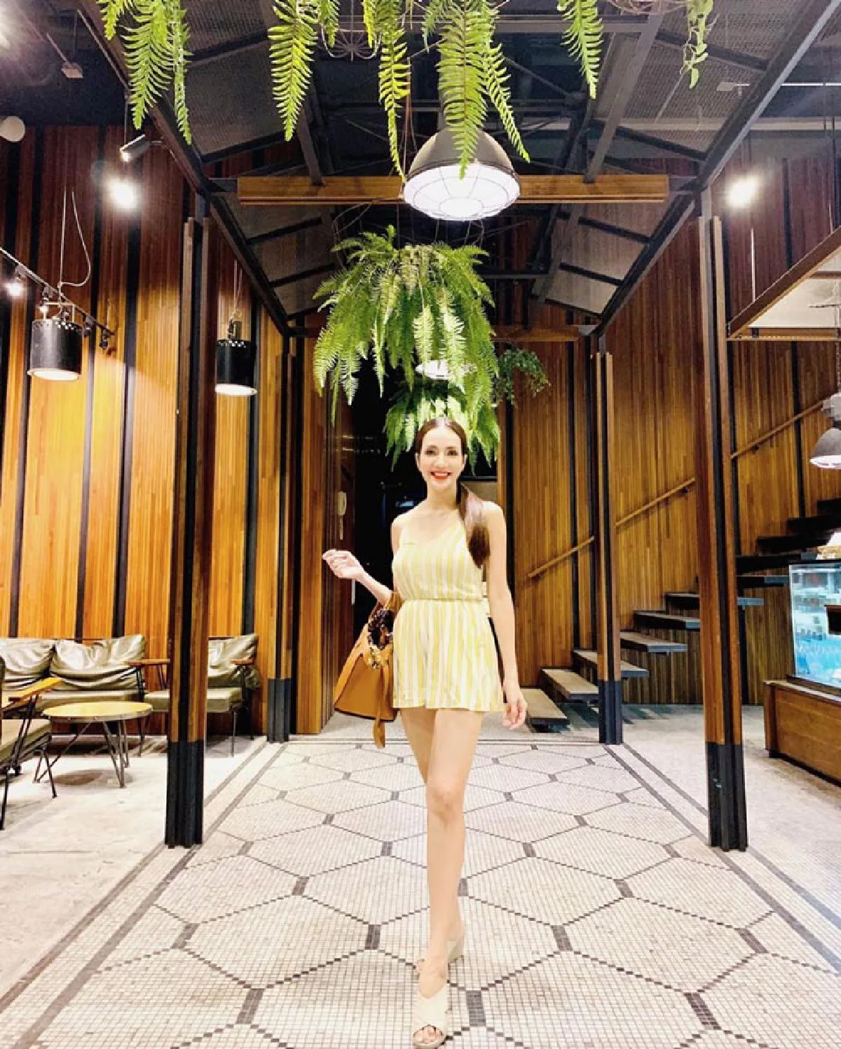 อ๋อม สกาวใจ อวดเรียวขายาวสุดเซ็กซี่ กระโปรงสั้นจนหวอออกก็ไม่หวั่น 