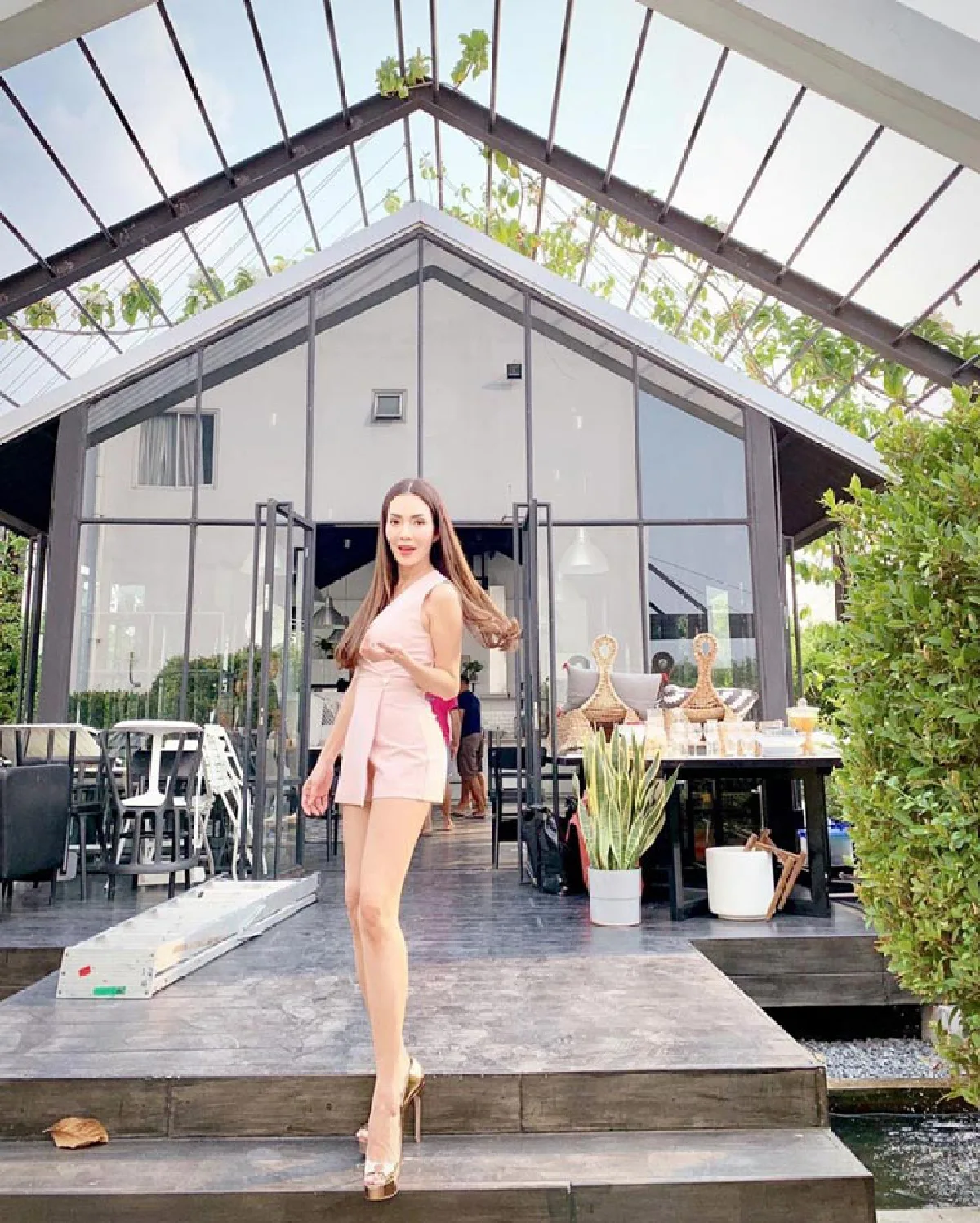 อ๋อม สกาวใจ อวดเรียวขายาวสุดเซ็กซี่ กระโปรงสั้นจนหวอออกก็ไม่หวั่น 