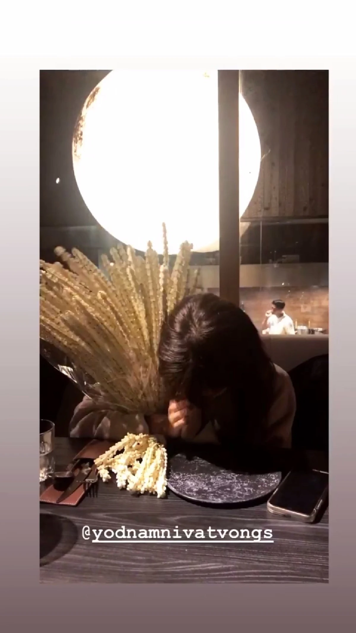 ไม่เหมือนใคร! ท็อป จรณ หอบดอกไม้แสนเก๋ให้ หยดน้ำ ฉลองวาเลนไทน์ล่วงหน้า