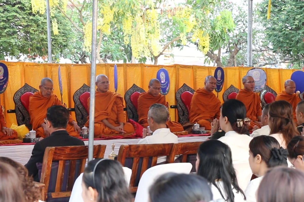 ชาวขอนแก่นสวมชุดขาวดำ ทำบุญอุทิศส่วนกุศลเหยื่อกราดยิงโคราช