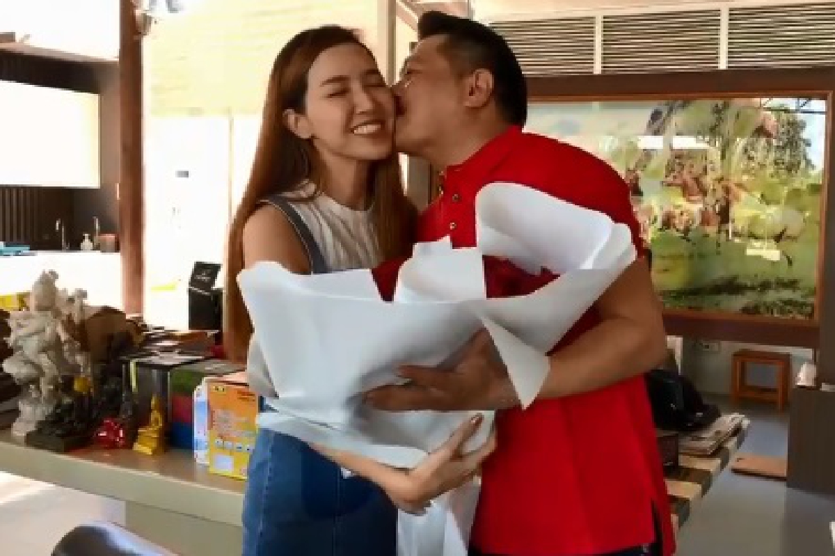 "วัน อยู่บำรุง" หอบกุหลาบเซอร์ไพรส์แฟนสาว "วัน อยู่บำรุง" หอบกุหลาบเซอร์ไพรส์แฟนสาว