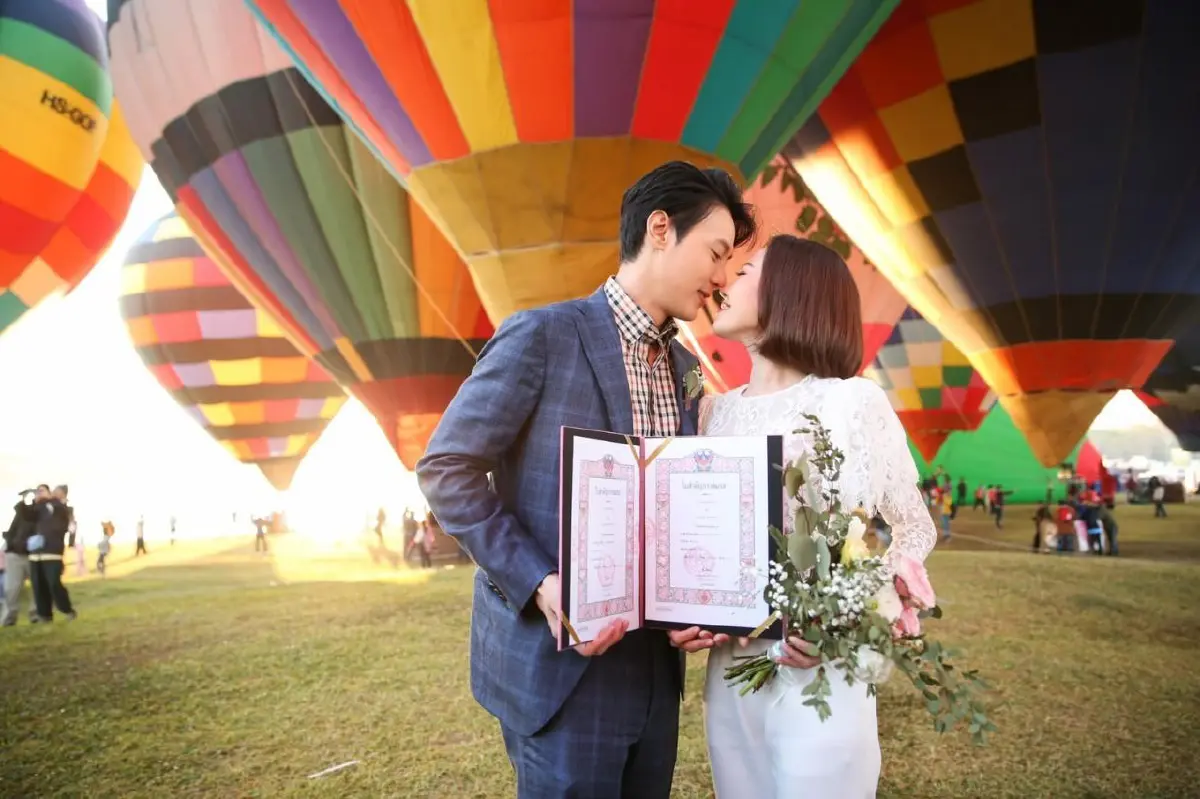 หวานแบบเว่อร์ๆ ต๊ะ วริษฐ์-แอน วริษฐา ควงคู่จดทะเบียนสมรสลอยฟ้ารับวาเลนไทน์ 