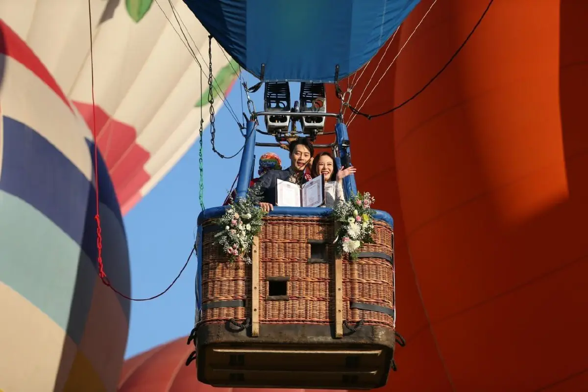 หวานแบบเว่อร์ๆ ต๊ะ วริษฐ์-แอน วริษฐา ควงคู่จดทะเบียนสมรสลอยฟ้ารับวาเลนไทน์ 