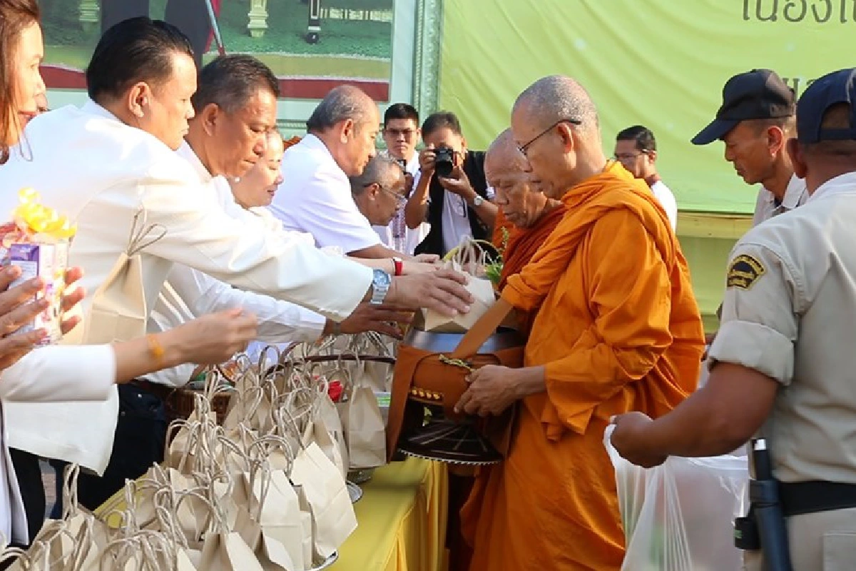 ชาวขอนแก่นสวมชุดขาวดำ ทำบุญอุทิศส่วนกุศลเหยื่อกราดยิงโคราช