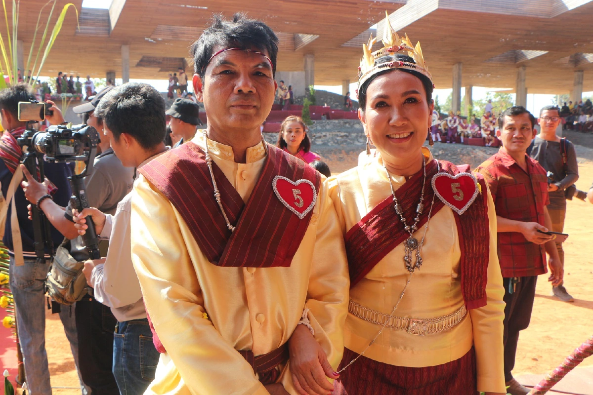 หมอลำดัง"เฉลิมพล มาลาคำ"นำภรรยาจดทะเบียนสมรสบนหลังช้าง