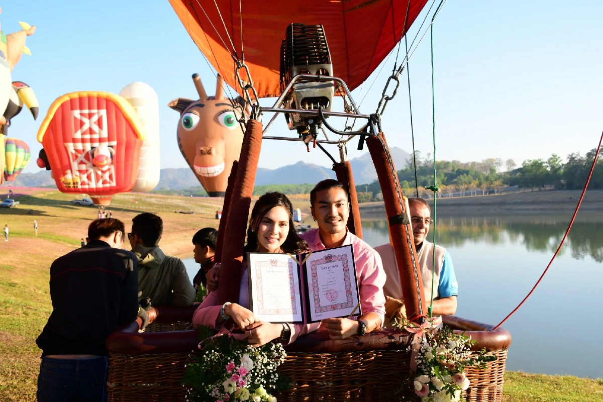 ยิ่งใหญ่กว่าทุกปี! 25คู่รักจดทะเบียนสมรสบนบอลลูน
