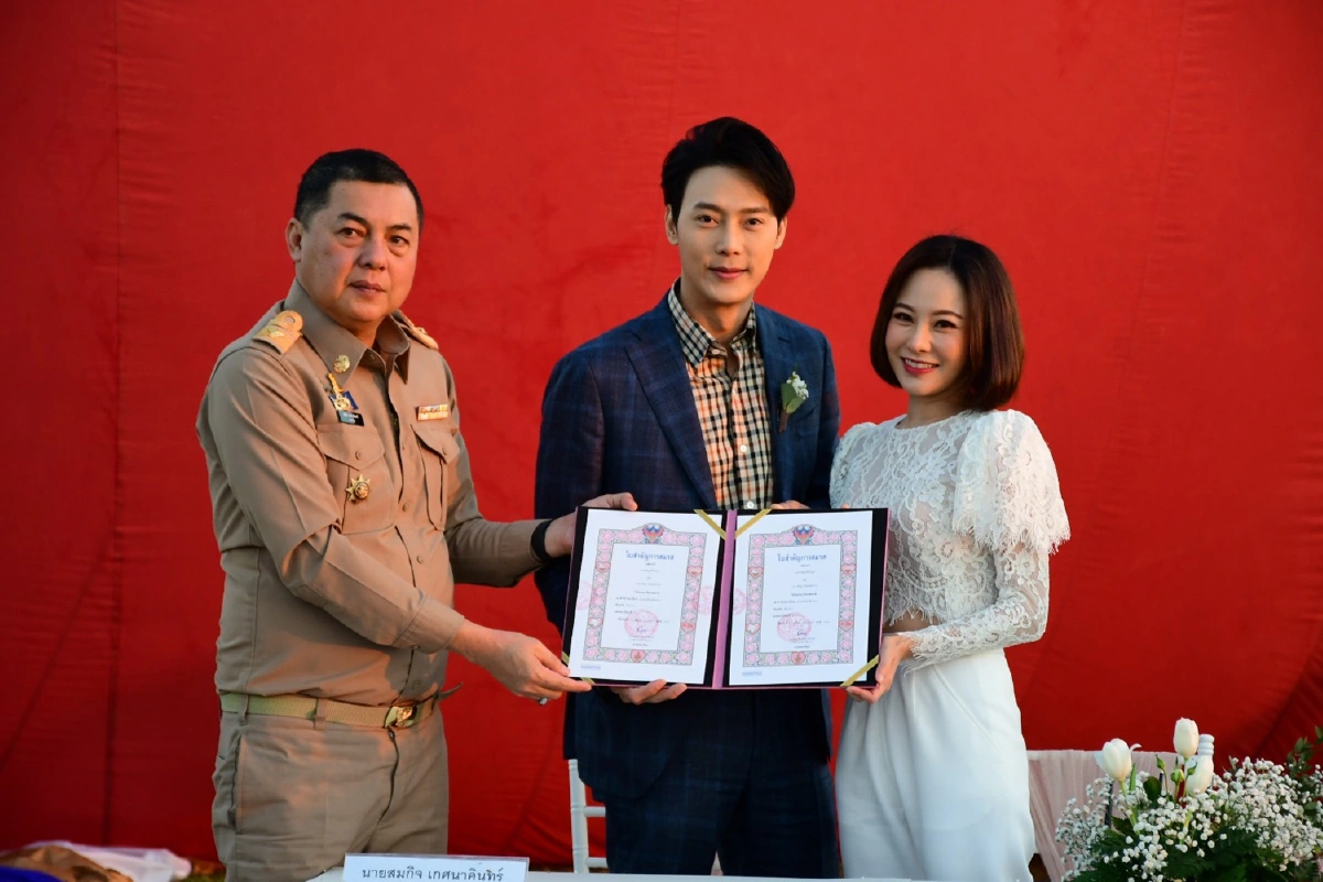 ยิ่งใหญ่กว่าทุกปี! 25คู่รักจดทะเบียนสมรสบนบอลลูน