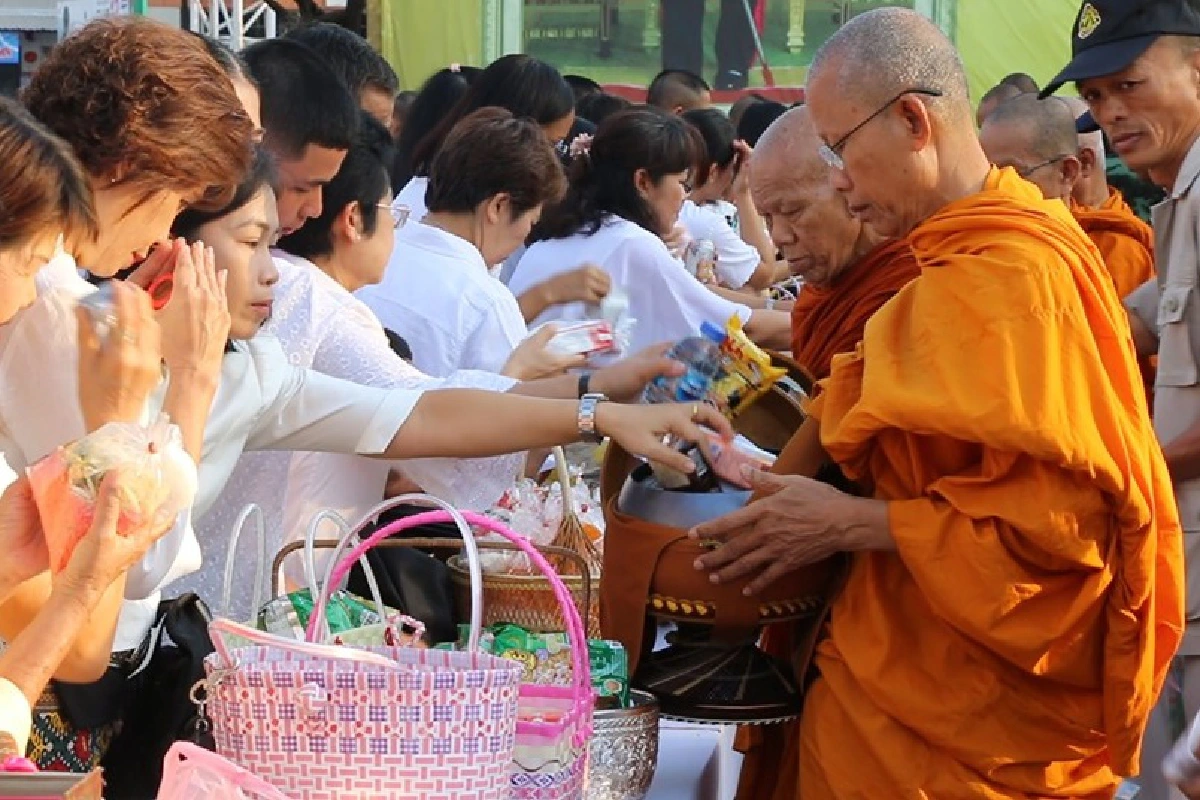 ชาวขอนแก่นสวมชุดขาวดำ ทำบุญอุทิศส่วนกุศลเหยื่อกราดยิงโคราช