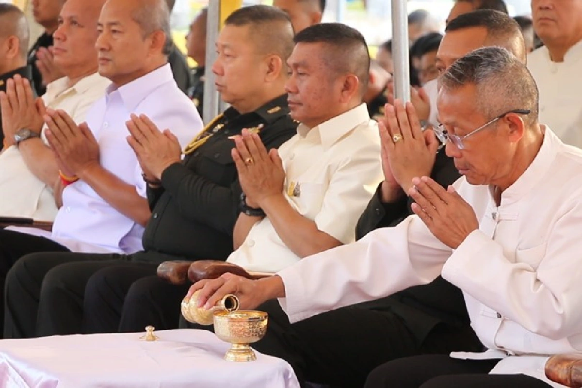 ชาวขอนแก่นสวมชุดขาวดำ ทำบุญอุทิศส่วนกุศลเหยื่อกราดยิงโคราช