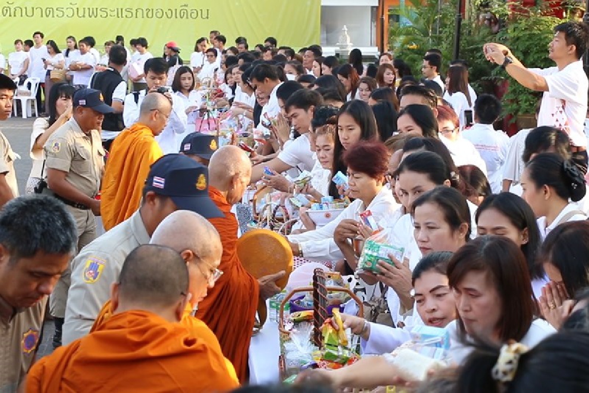 ชาวขอนแก่นสวมชุดขาวดำ ทำบุญอุทิศส่วนกุศลเหยื่อกราดยิงโคราช ชาวขอนแก่นสวมชุดขาวดำ ทำบุญอุทิศส่วนกุศลเหยื่อกราดยิงโคราช