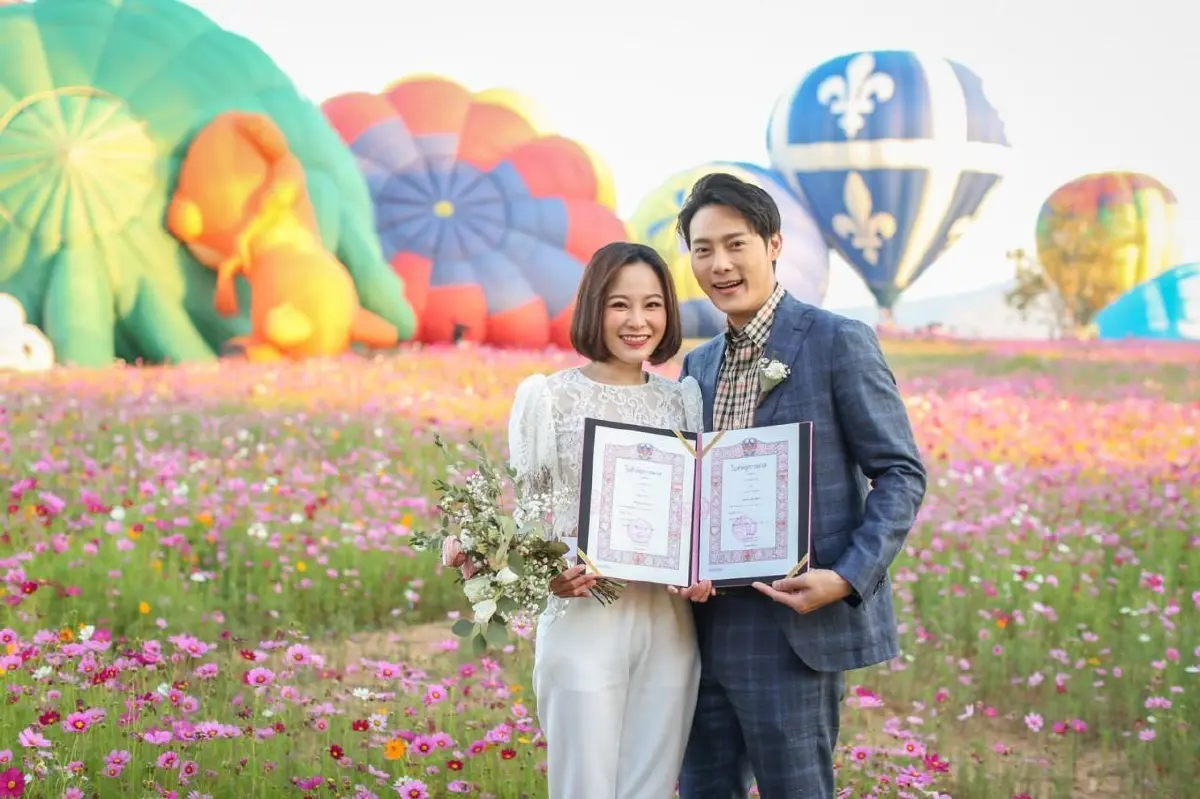 หวานแบบเว่อร์ๆ ต๊ะ วริษฐ์-แอน วริษฐา ควงคู่จดทะเบียนสมรสลอยฟ้ารับวาเลนไทน์ 