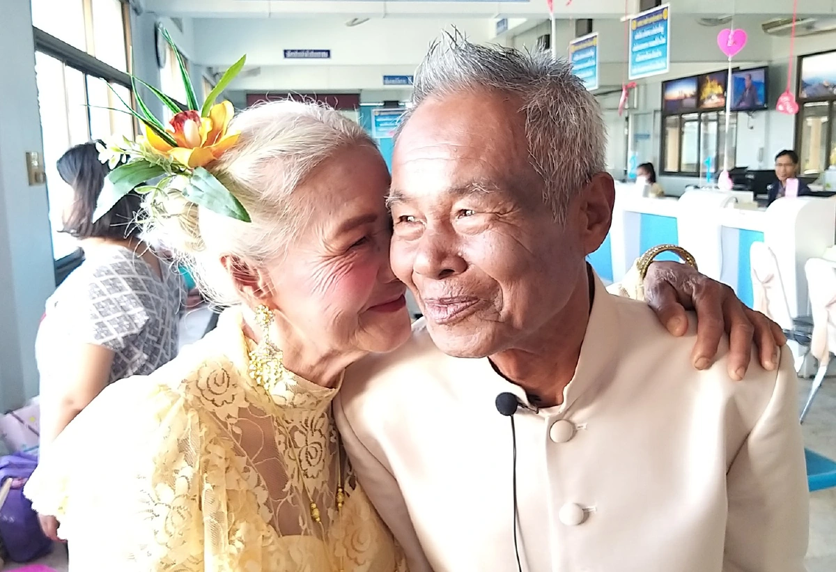 หอมแก้มโชว์รักหวาน ตาวัย78จูงยายคู่ชีวิตจดทะเบียนสมรสวันวาเลนไทน์