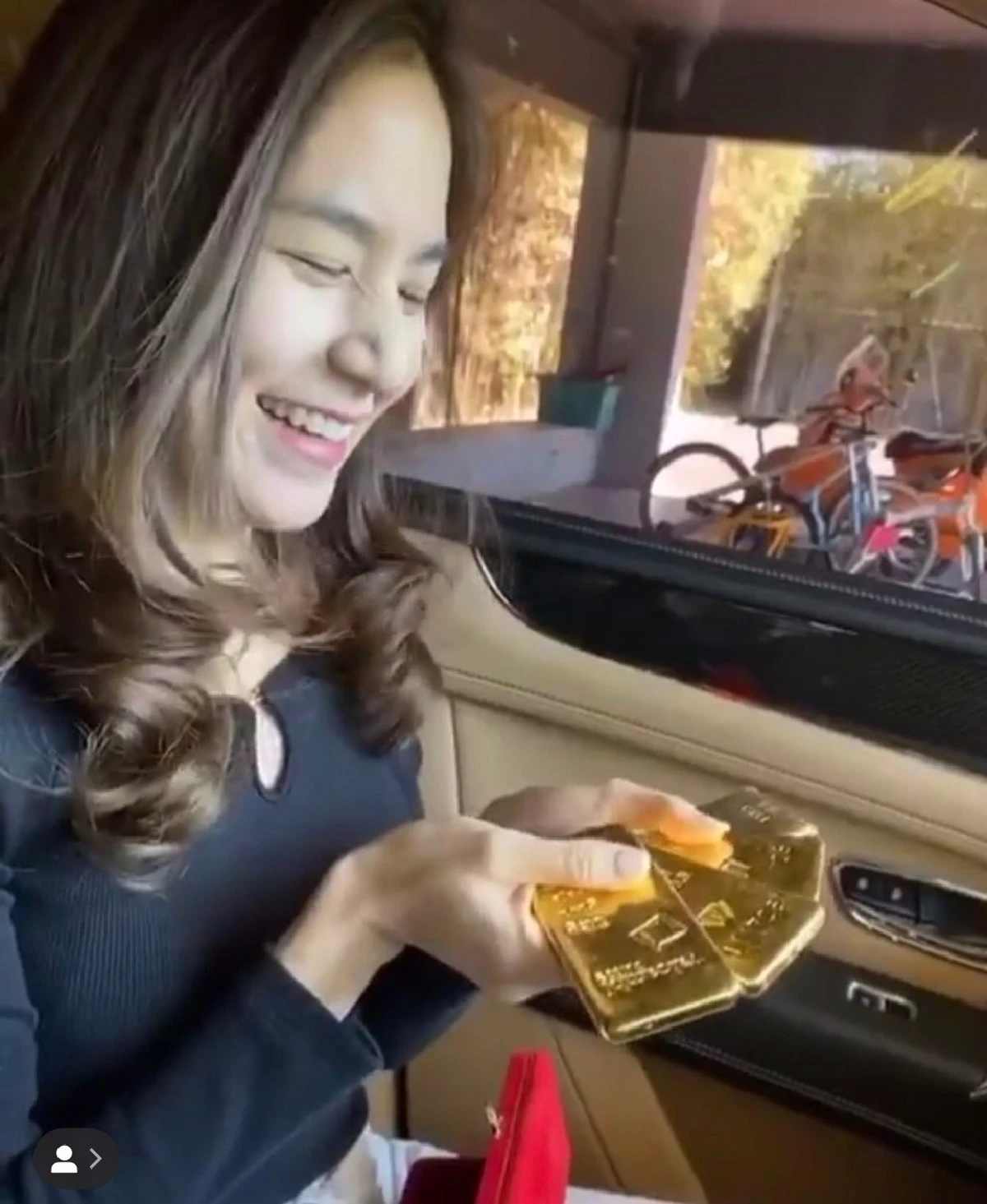 ให้มันได้อย่างนี้สิ! พลอย ชิดจันทร์ ยิ้มแก้มฉีก! สามีให้ของขวัญวาเลนไทน์เป็นทองคำแท่ง 