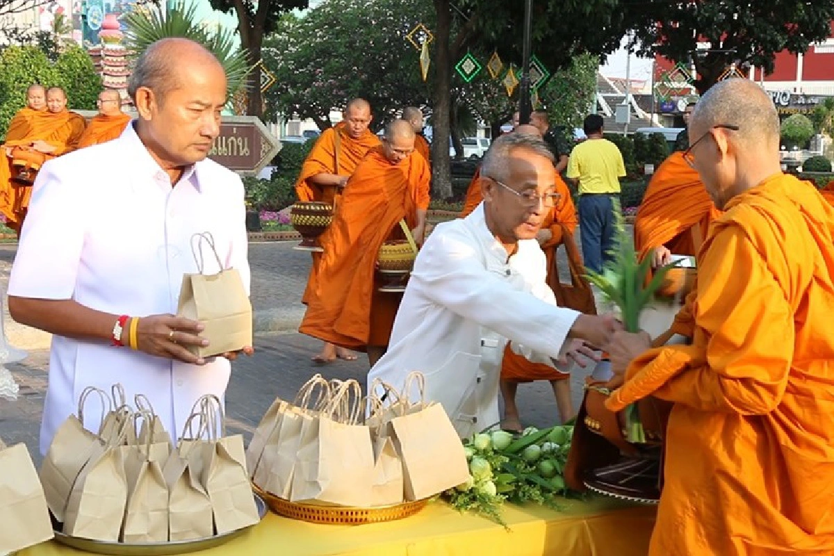 ชาวขอนแก่นสวมชุดขาวดำ ทำบุญอุทิศส่วนกุศลเหยื่อกราดยิงโคราช