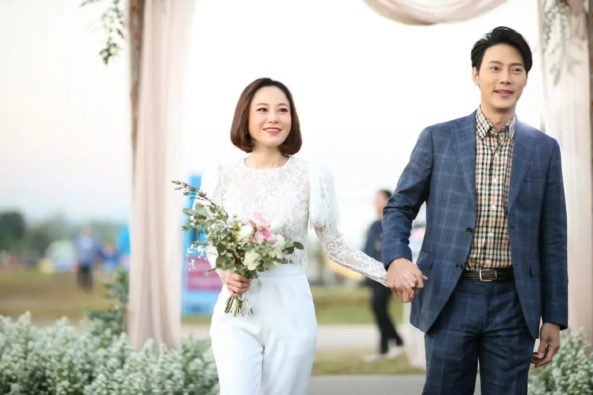 หวานแบบเว่อร์ๆ ต๊ะ วริษฐ์-แอน วริษฐา ควงคู่จดทะเบียนสมรสลอยฟ้ารับวาเลนไทน์ 