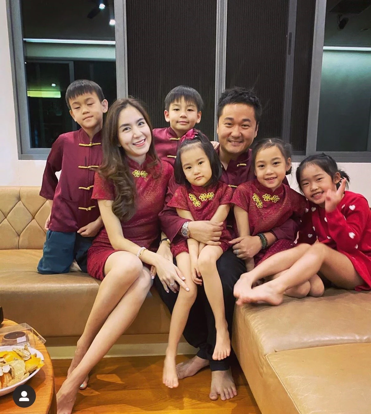 ให้มันได้อย่างนี้สิ! พลอย ชิดจันทร์ ยิ้มแก้มฉีก! สามีให้ของขวัญวาเลนไทน์เป็นทองคำแท่ง 