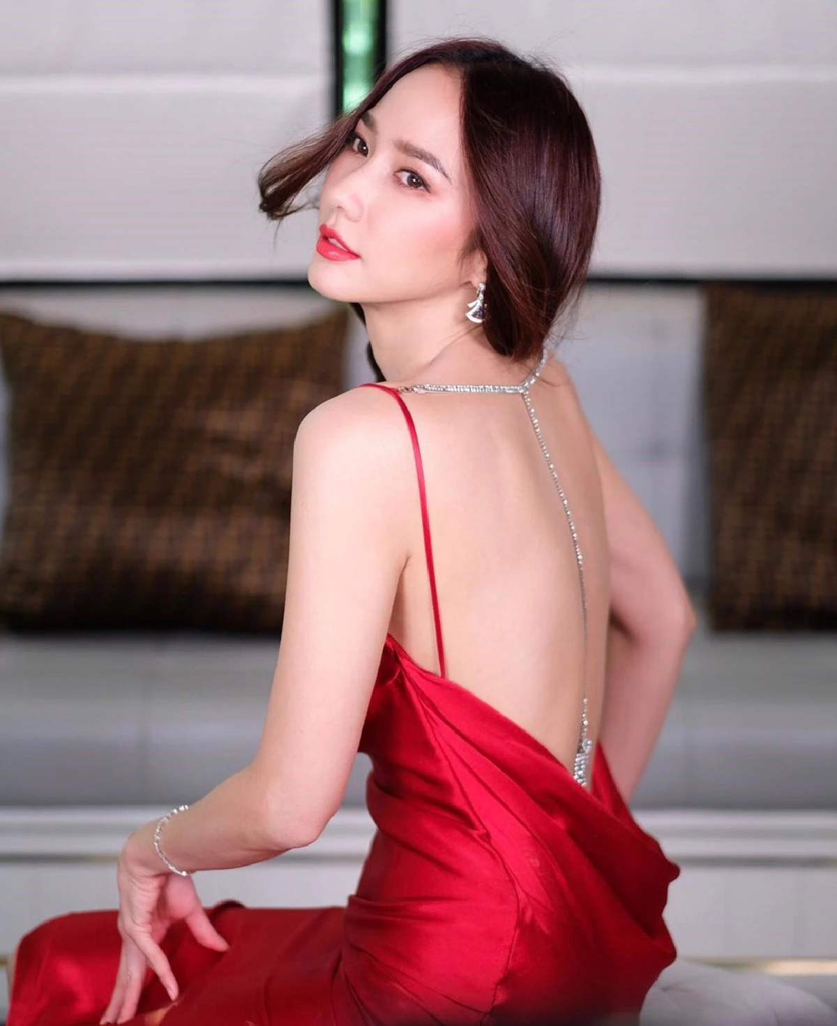 อั้ม พัชราภา สวยสะกดในชุดเดรสแดงติดเพชรวิบวับในคืนวาเลนไทน์ 