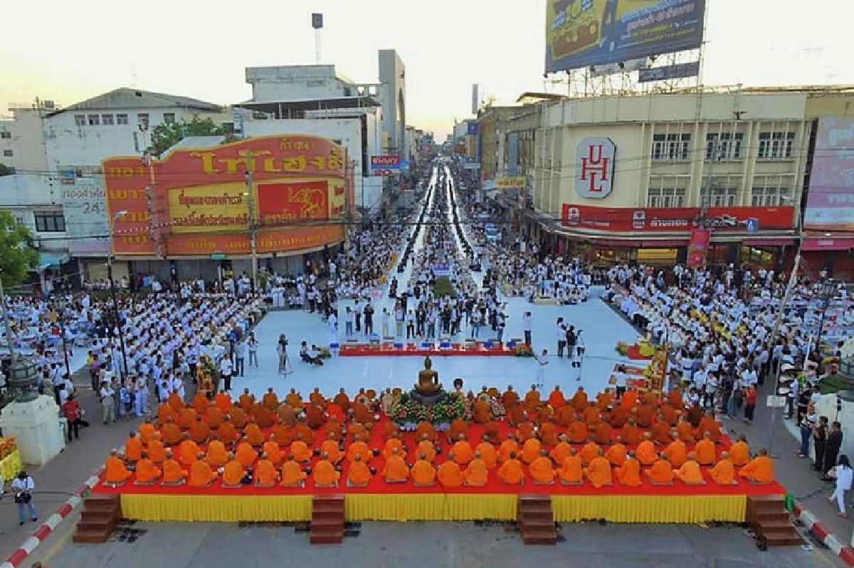 โคราชทำบุญเมือง 364 ปี ตักบาตรพระ 10,000 รูป อุทิศกุศลเหยื่อกราดยิง
