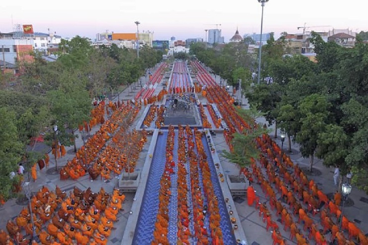 โคราชทำบุญเมือง 364 ปี ตักบาตรพระ 10,000 รูป อุทิศกุศลเหยื่อกราดยิง โคราชทำบุญเมือง 364 ปี ตักบาตรพระ 10,000 รูป อุทิศกุศลเหยื่อกราดยิง