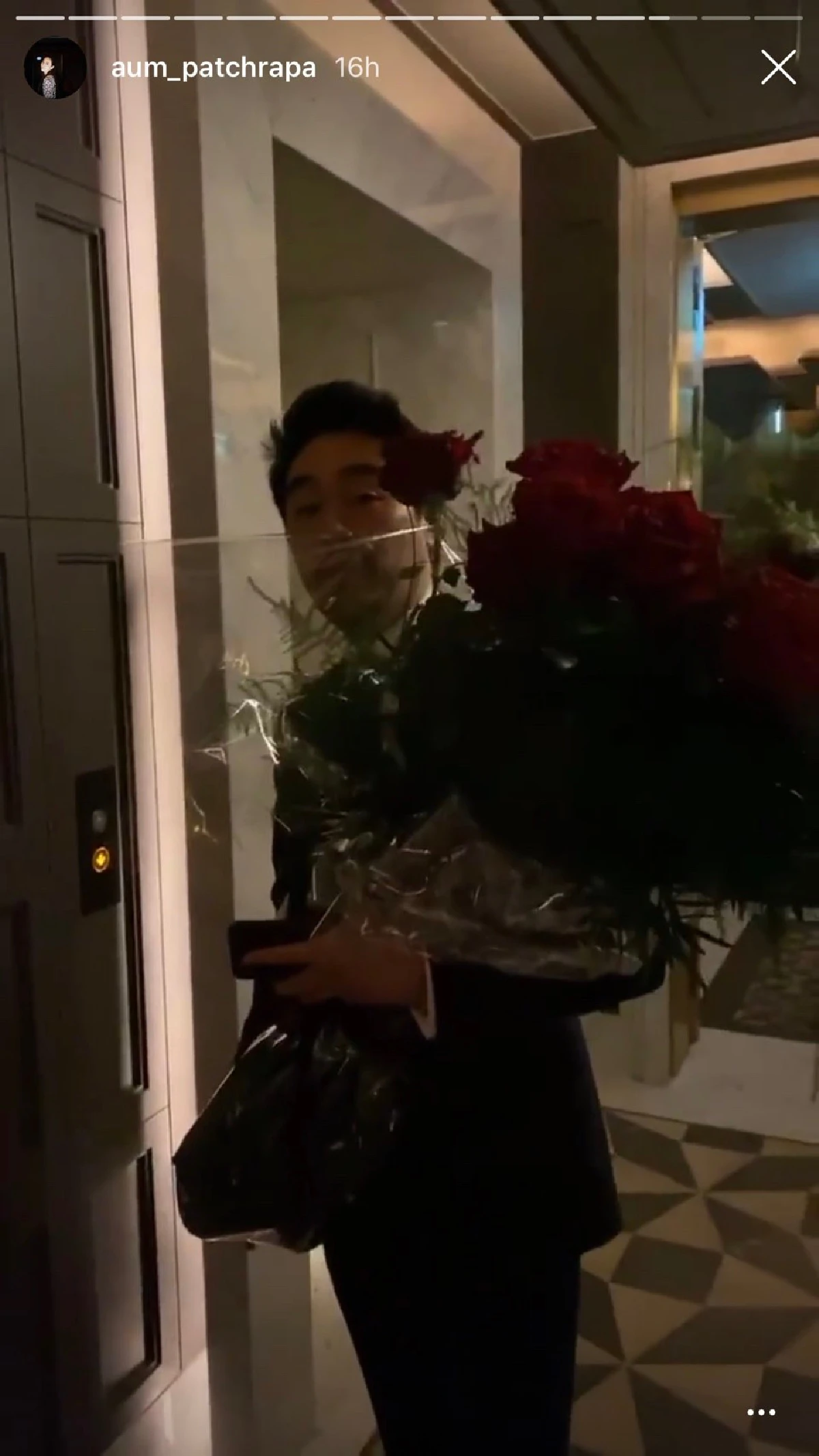 อั้ม พัชราภา สวยสะกดในชุดเดรสแดงติดเพชรวิบวับในคืนวาเลนไทน์ 