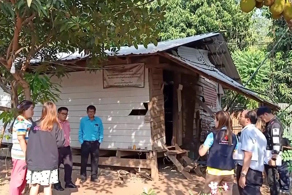 ร.พ.ค่ายพิชัยดาบหัก รับม.5 กำพร้าพ่อแม่ เรียนดี ยากจน ทำงานพาสไทม์หารายได้เลี้ยงตัวเอง