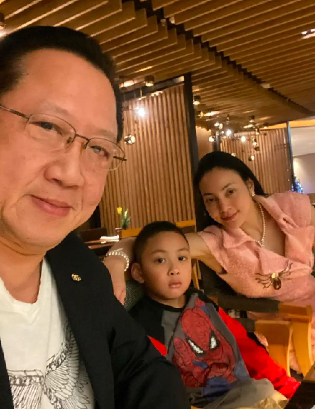 “ตั๊ก บงกช”  ปลื้มปริ่ม “เจ้าสัวบุญชัย” ทำซึ้ง! เก็บพวงมาลัยคล้องคอวันเเต่งงานใส่กรอบ