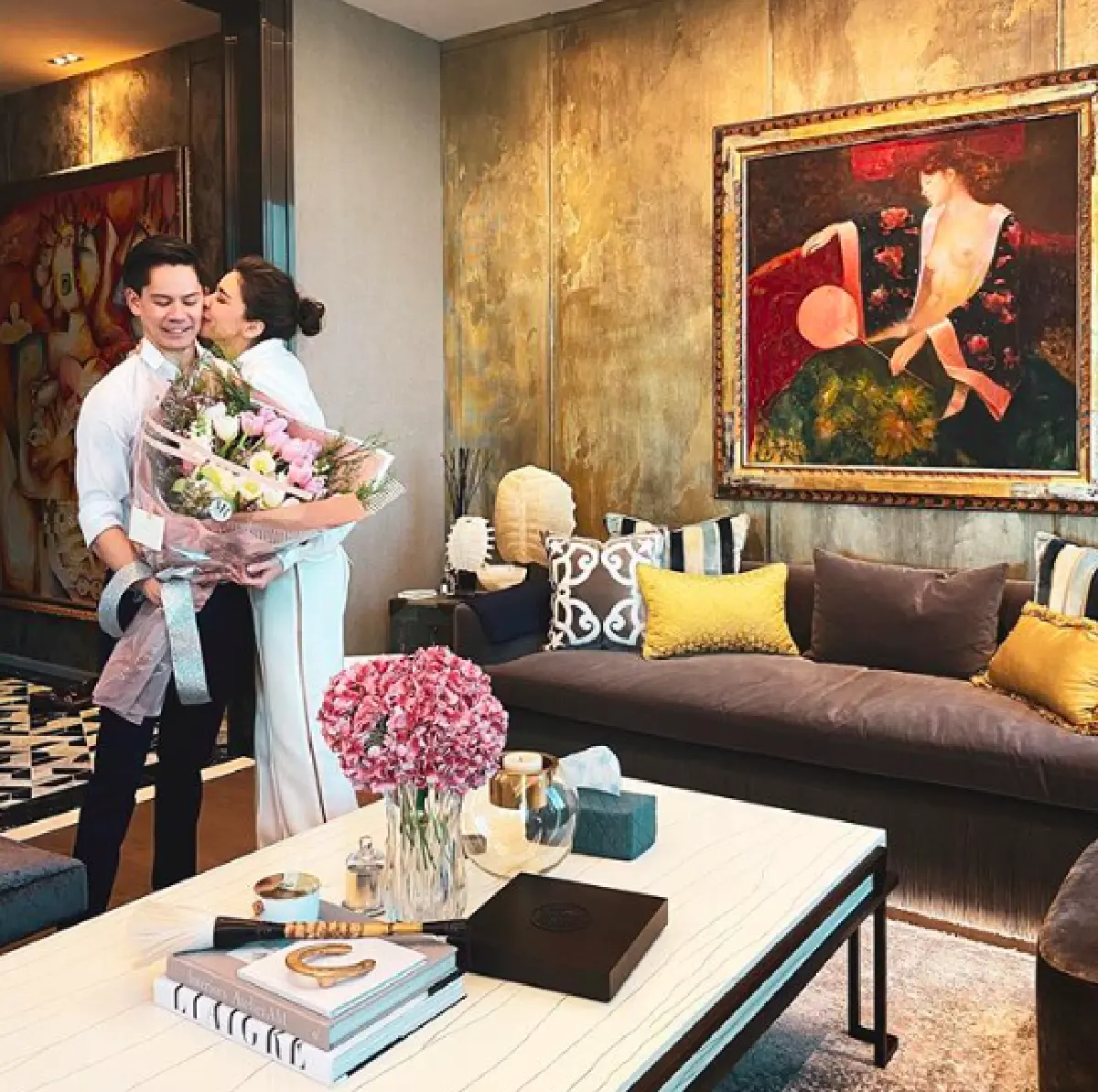 “ริต้า ศรีริต้า” ในชุดฟูฟ่องอลังการแวะซื้อข้าวข้างทาง พร้อมขอโทษคุณสามี 