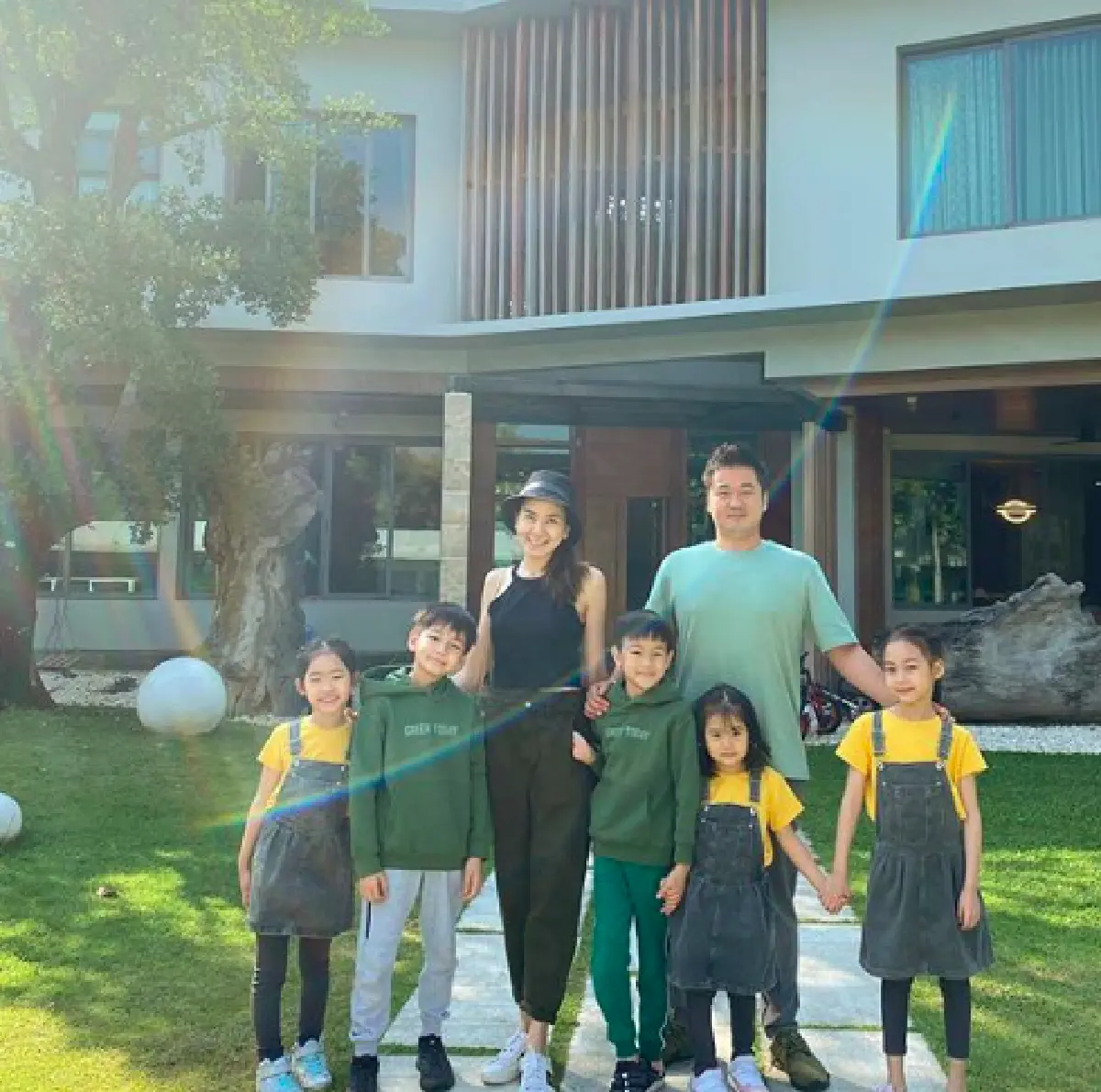 “พลอย ชิดจันทร์” เซอร์ไพรส์สามียิ่งกว่าได้ทอง 4 กิโล! มอบรถหรูกว่า 24 ล้านบาท