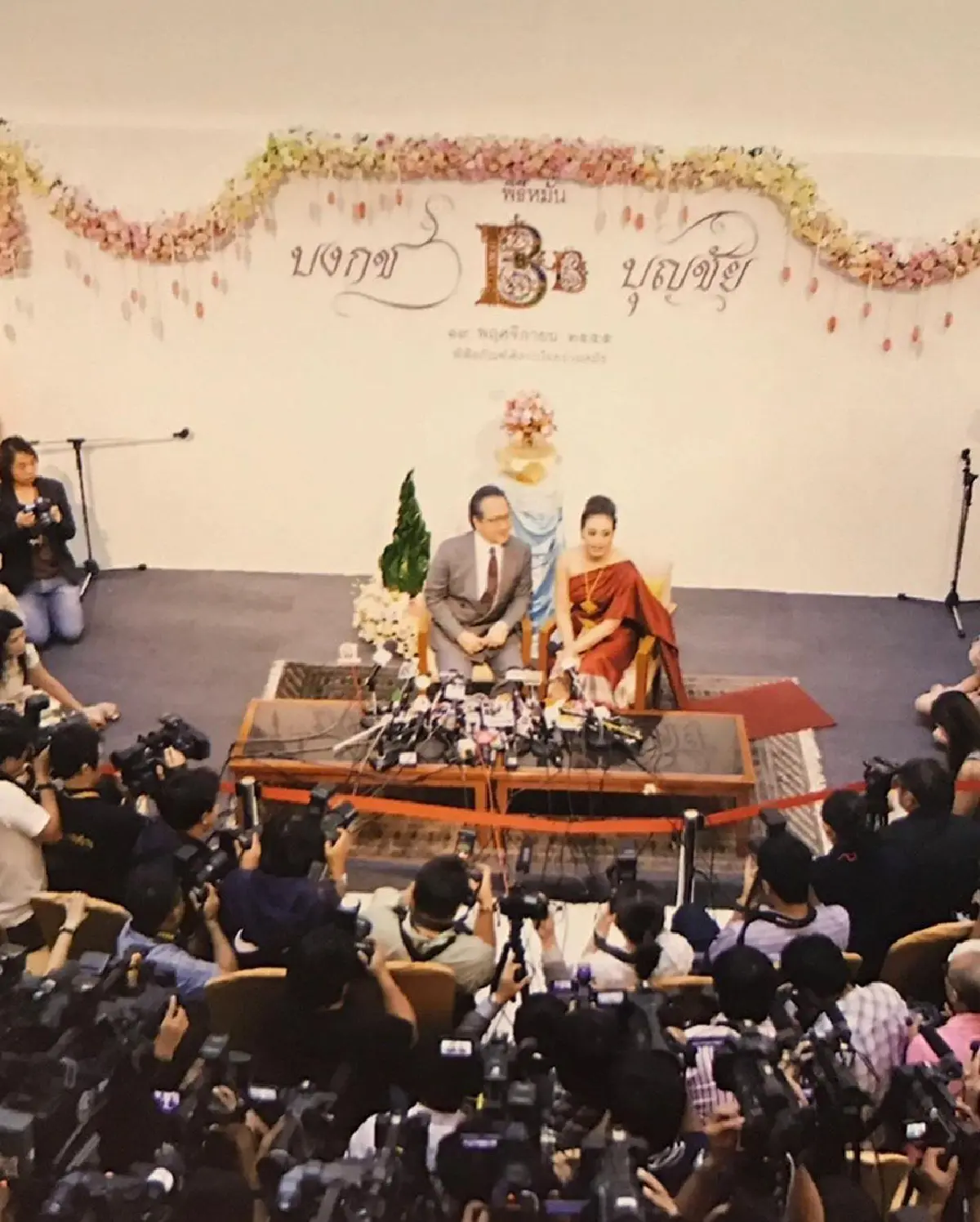 “ตั๊ก บงกช”  ปลื้มปริ่ม “เจ้าสัวบุญชัย” ทำซึ้ง! เก็บพวงมาลัยคล้องคอวันเเต่งงานใส่กรอบ